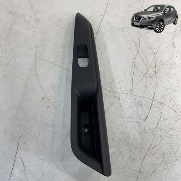 Moldura Botão Porta Traseira Esquerda Nissan Kicks 2017 2021