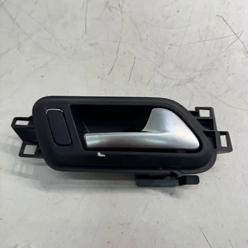 Maçaneta Interna Porta Traseira Direita Amarok 2018 A 2023 Preto Traseira