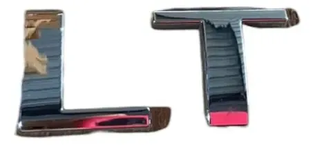 Emblema Lt Tampa Traseira Chevrolet Onix 2013/2019