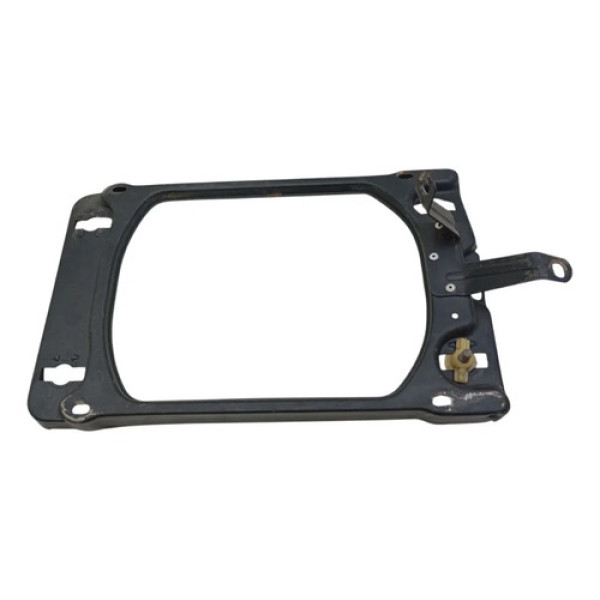 Suporte Fixação Farol Direito Santana Quantum Até 1990