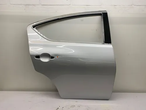 Porta Traseira Direita Nissan Versa 2015 2019 Prata Detalhe Traseira Direito Prateado