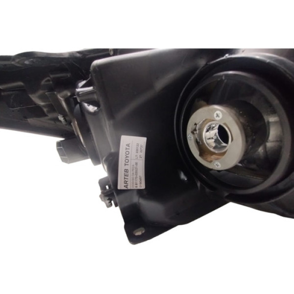 Farol Esquerdo Corolla 15 A 18. Peq Recuperação Na Garra.
