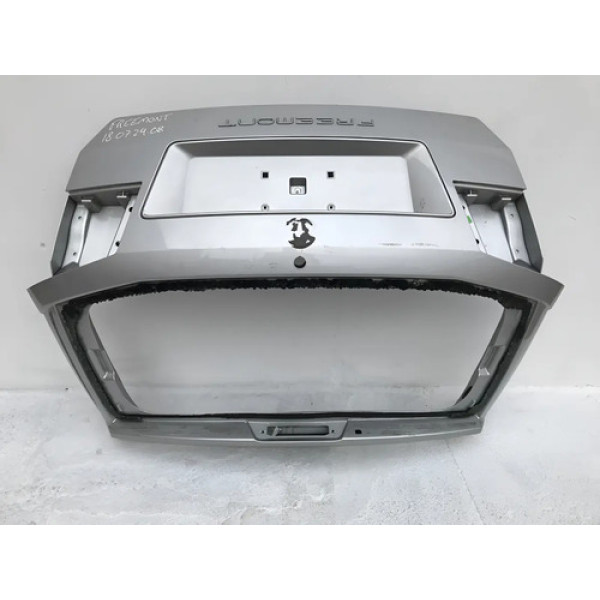 Tampa Traseira Fiat Freemont L18072408 Prata