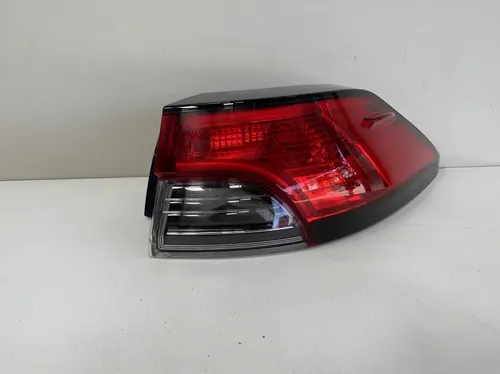 Lanterna Toyota Corolla Cross 23041309 Direito/passageiro Vermelho