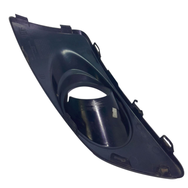 MOLDURA FAROL MILHA DIREITO  GM SONIC HB 1.6 2013 200859