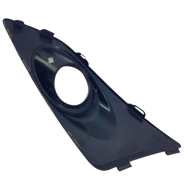 MOLDURA FAROL MILHA DIREITO  GM SONIC HB 1.6 2013 200859