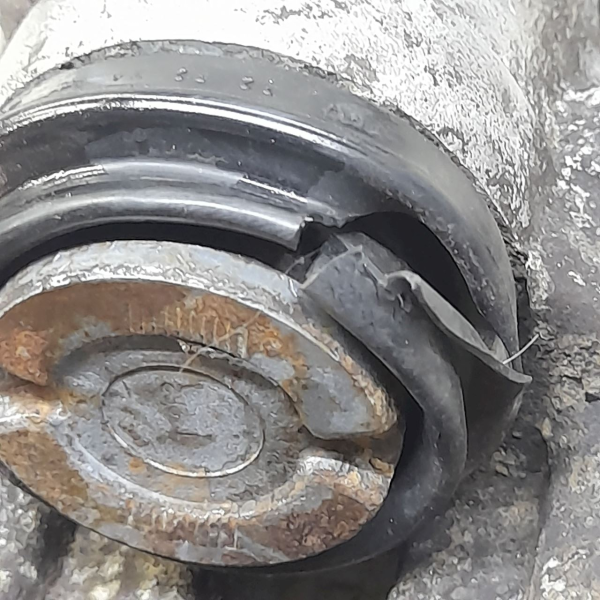 PINÇA TRASEIRA DIREITA  PEUGEOT 307 2.0 AT 2006 209493
