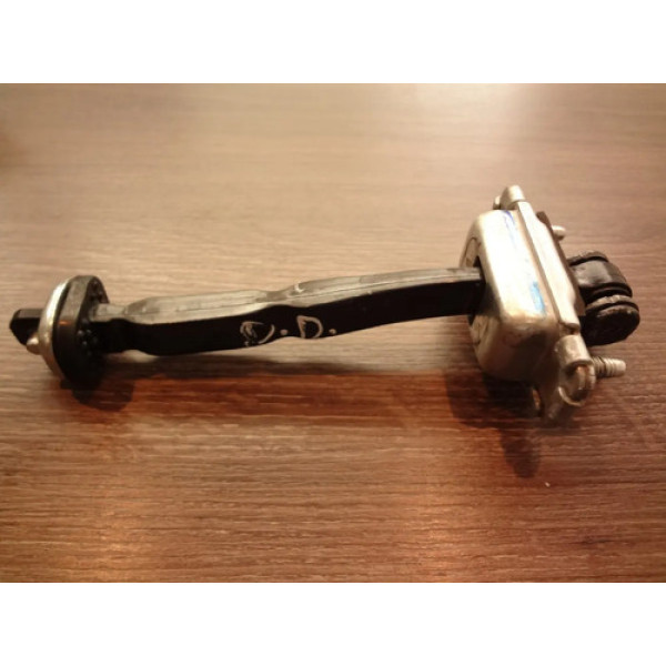 Limitador De Porta Dianteiro Direito Gm Onix Lt 1.4 2013