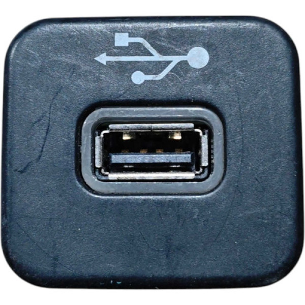 Tomada Usb Fiat Strada 2016 2017 2018 735600659