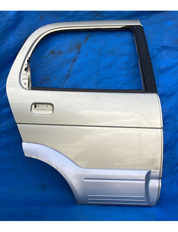Porta Traseira Direita Daihatsu Terius 2001 A 2005 / Detalhe Traseira Direita Prateado