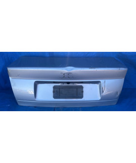 Tampa Traseira Audi A4 Sedan 1996 A 1999 / Detalhes Prateado