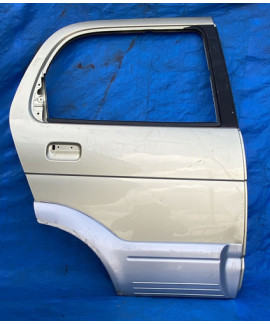 Porta Traseira Direita Daihatsu Terius 2001 A 2005 / Detalhe Traseira Direita Prateado