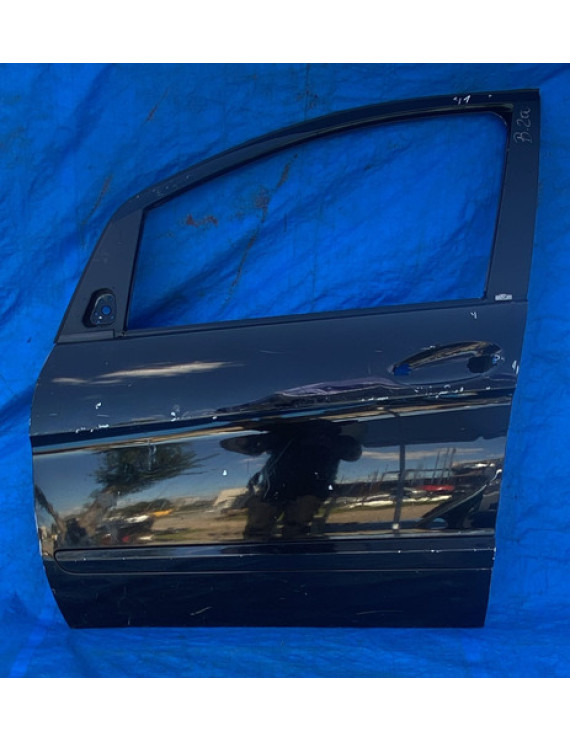 Porta Dianteira Esquerda Mercedes B200 2005 A 2011 Detalhe Dianteira Esquerdo Preto