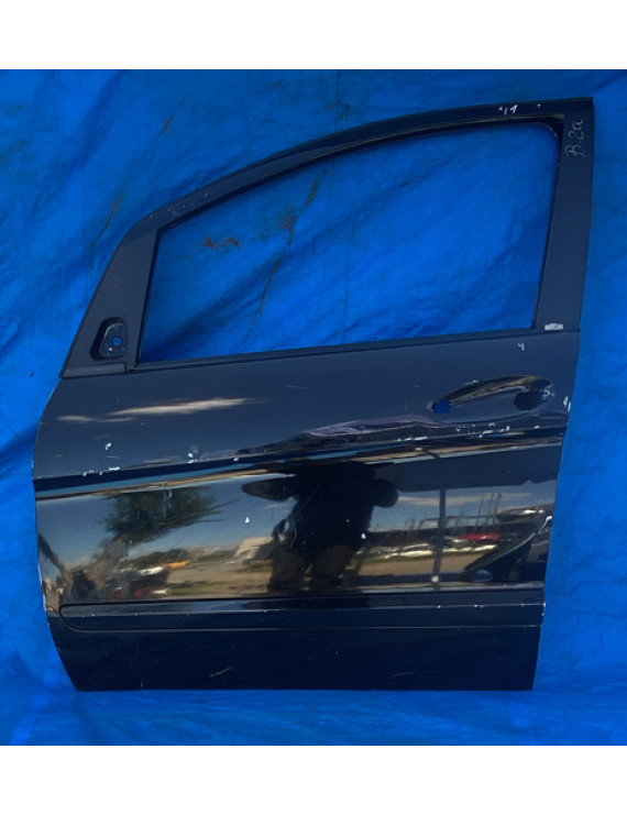 Porta Dianteira Esquerda Mercedes B200 2005 A 2011 Detalhe Dianteira Esquerdo Preto