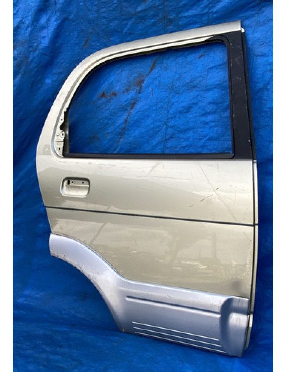 Porta Traseira Direita Daihatsu Terius 2001 A 2005 / Detalhe Traseira Direita Prateado