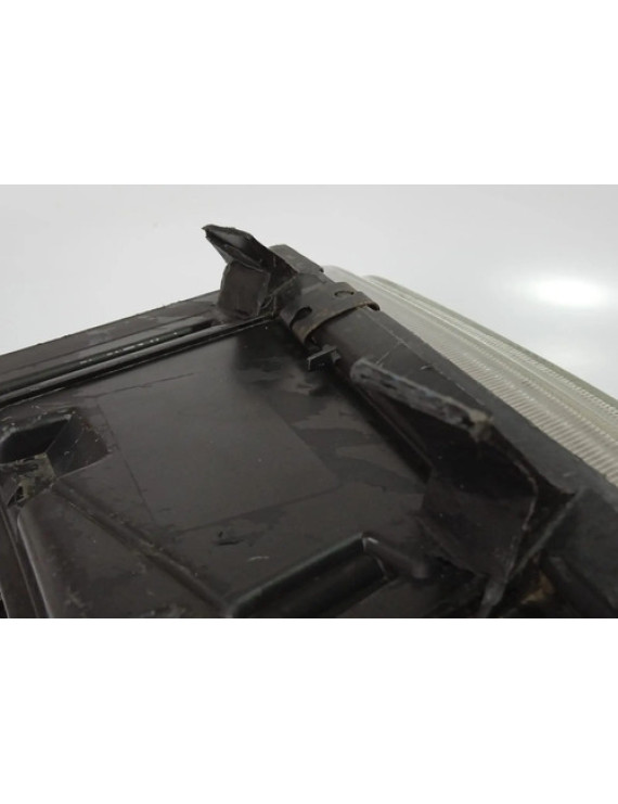 Farol Direito Audi A4 1997 / Detalhe Direito/passageiro
