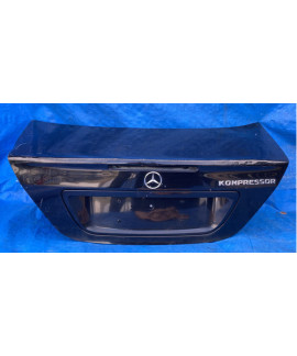 Tampa Traseira Mercedes C200 2001 A 2006 / Detalhe Preto