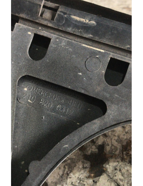 Moldura Esguicho Farol Esquerdo Mercedes E320 1996 Cinza