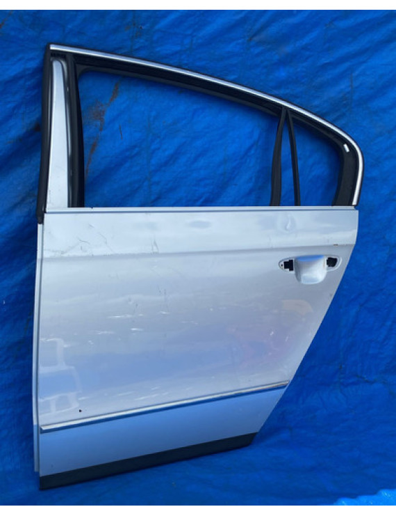 Porta Traseira Esquerda Passat 2005 A 2009 / Detalhe Traseira Esquerda Prateado