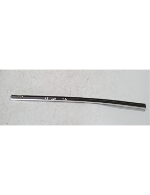 Friso Externo Porta Dianteira Direita Audi A8 1994 - 2002    Prateado