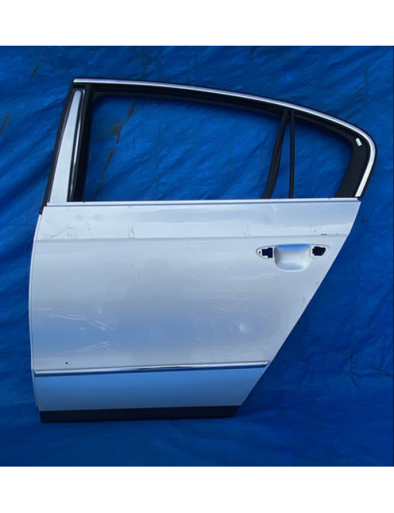 Porta Traseira Esquerda Passat 2005 A 2009 / Detalhe Traseira Esquerda Prateado