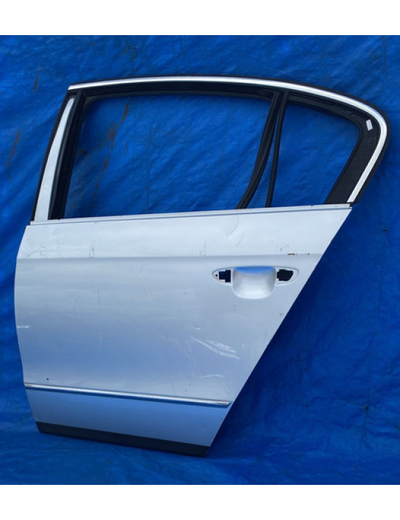 Porta Traseira Esquerda Passat 2005 A 2009 / Detalhe Traseira Esquerda Prateado