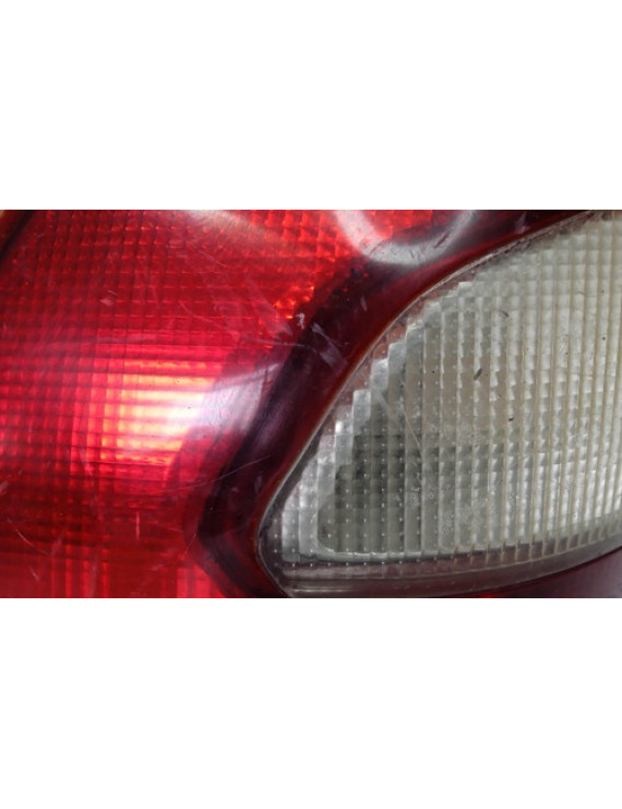 Lanterna Esquerda Ford Fiesta Sedan 2000 - 2004 Esquerdo/motorista Vermelho