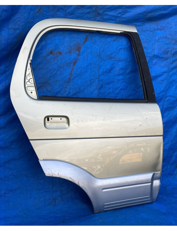 Porta Traseira Direita Daihatsu Terius 2001 A 2005 / Detalhe Traseira Direita Prateado