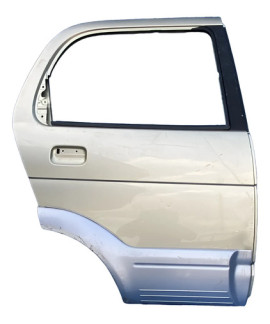 Porta Traseira Direita Daihatsu Terius 2001 A 2005 / Detalhe Traseira Direita Prateado