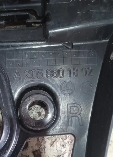 Guia Parachoque Traseira Direito Mercedes C300 2018