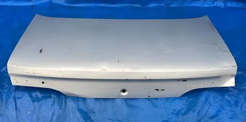 Tampa Traseira Ford Taurus Sedan 1994 1995 / Detalhe Prateado