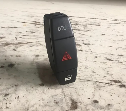 Botão Dtc Pisca Alerta Bmw 118i 2010 / Detalhe Preto Botão Dtc Pisca Alerta Bmw 118i 2010 / Detalhe Preto