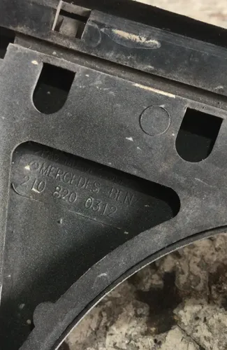 Moldura Esguicho Farol Esquerdo Mercedes E320 1996 Cinza