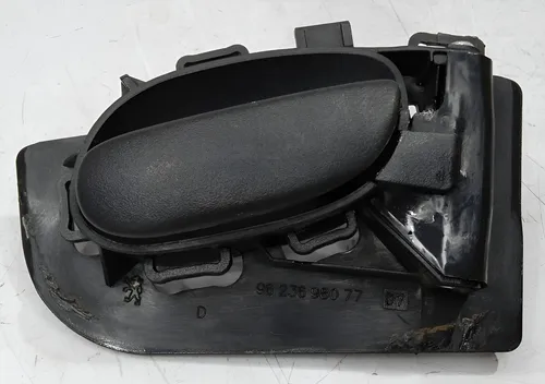 Maçaneta Interna Direita Peugeot 206 207 1999 - 2008 Preto Dianteira Maçaneta Interna Direita Peugeot 206 207 1999 - 2008 Preto Dianteira