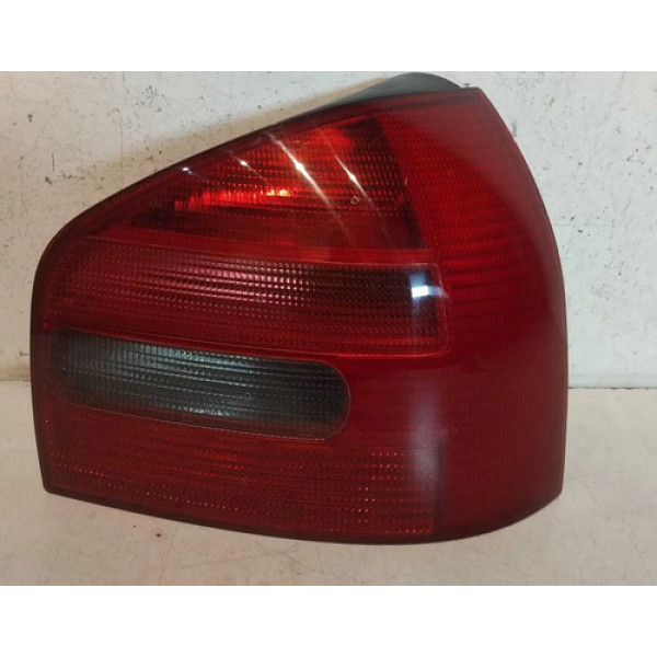 Lanterna Direita Audi A3 1999 2000 2001 2002 2003 2004/2006 Direito/passageiro Vermelho