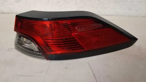 Lanterna Direita Corolla Cross  2022 2023 2024 2025 Usado Direito/passageiro Vermelho