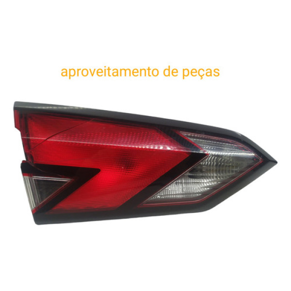 Lanterna Esquerda Tampa Nissan Versa Advance 2022 Detalhe 