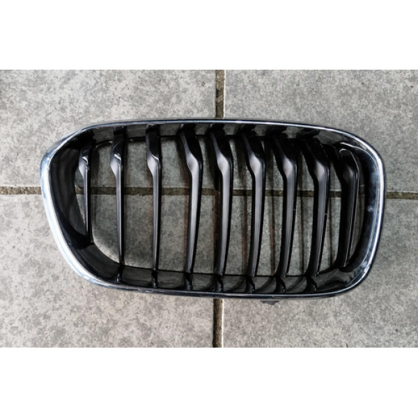 Grade Esquerda Bmw M135  2015 2016 Preto Com Borda Cromada Brilhante