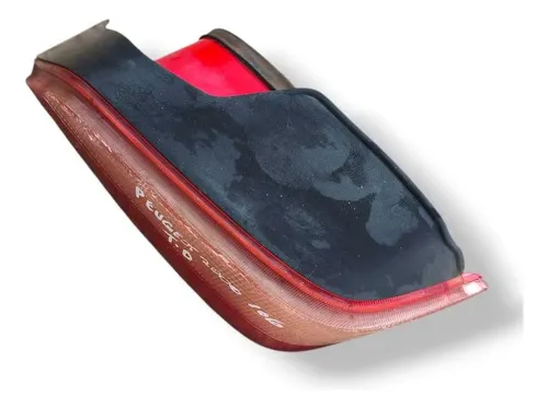 Lanterna Traseira Direita Peugeot 106  2000 2001  Detalhe Direito/passageiro Vermelho