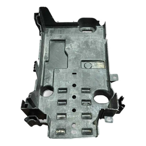 Suporte Caixa Base Bateria Sonic Sedán 2012 Detalhe 95933269 Cinza