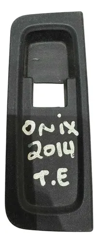 Moldura Botão Vidro Traseiro Esquerdo Gm Onix 2014 94773047