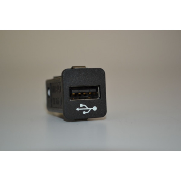 Entrada Auxiliar Usb Painel Mercedes Benz 650 2011 2012 Orig